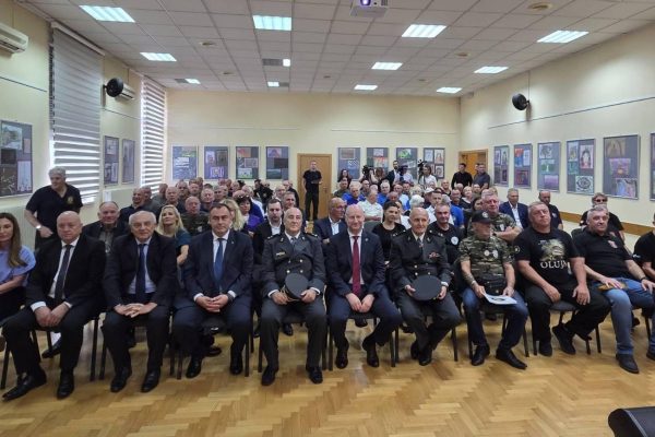 CREATOR: gd-jpeg v1.0 (using IJG JPEG v62), quality = 71