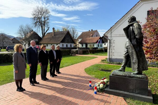 d51c53bf-81e5-497b-9a31-a756fab460e0